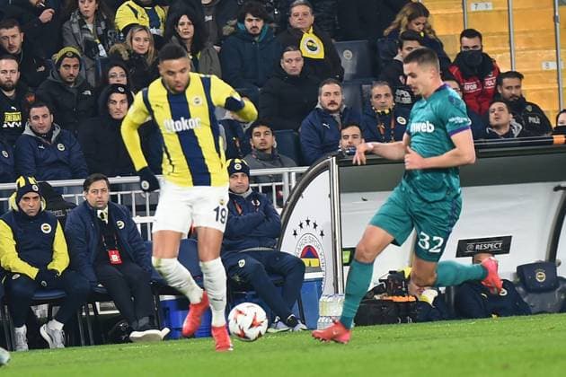 Youssef En Nesyri of Fenerbahce SK and Leander Dendoncker (32) of RSC Anderlecht battle for the ball during the UEFA Europa League 2024 25 League Knockout Play-off First Leg match between Fenerbahce SK and RSC Anderlecht at on February 13, 2025 in Istanbul, Turkey. Istanbul Turkey Copyright: xSeskimphotox FBahce-Anderlecht_13225 (122)