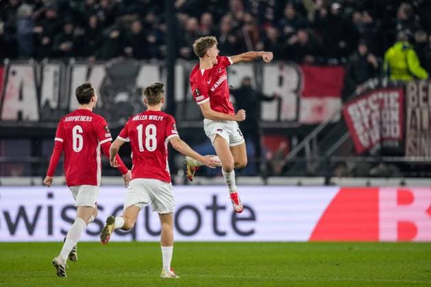 2025-02-13 AZ v Galatasaray - UEFA Europa League 2024 25 League Knockout Play-off First Leg ALKMAAR, NETHERLANDS - FEBRUARY 13: Sven Mijnans of AZ celebrates after scoring his teams first goal during a UEFA Europa League 2024 25 League Knockout Play-off First Leg match between AZ and Galatasaray at AFAS Stadion on February 13, 2025 in Alkmaar, Netherlands. Alkmaar AFAS Stadion Netherlands Content not available for redistribution in The Netherlands directly or indirectly through any third parties. Copyright: xEdxvanxdexPolx