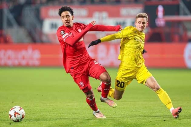 Fußball, EL, FC Twente Enschede - FK Bodo Glimt 2025-02-13 FC Twente v FK Bodo Glimt - UEFA Europa League 2024 25 League Knockout Play-off First Leg ENSCHEDE, NETHERLANDS - FEBRUARY 13: Sayfallah Ltaief of FC Twente, Fredrik Sjovold of FK Bodo Glimt battle for the ball during the UEFA Europa League 2024 25 League Knockout Play-off First Leg match between FC Twente and FK Bodo Glimt at Grolsch Veste on February 13, 2025 in Enschede, Netherlands. Enschede Grolsch Veste Netherlands Content not available for redistribution in The Netherlands directly or indirectly through any third parties. Copyright: xPeterxLousx
