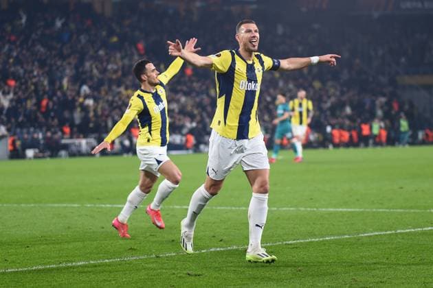 Edin Dzeko (9) of Fenerbahce SK celebrates after scoring the second goal of his team during the UEFA Europa League 2024 25 League Knockout Play-off First Leg match between Fenerbahce SK and RSC Anderlecht at on February 13, 2025 in Istanbul, Turkey. Istanbul Turkey Copyright: xSeskimphotox FBahce-Anderlecht_13225 (148)