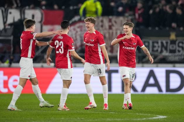 2025-02-13 AZ v Galatasaray - UEFA Europa League 2024 25 League Knockout Play-off First Leg ALKMAAR, NETHERLANDS - FEBRUARY 13: Sven Mijnans of AZ celebrates after scoring his teams first goal with Wouter Goes of AZ, Mayckel Lahdo of AZ, David Moller Wolfe of AZ during a UEFA Europa League 2024 25 League Knockout Play-off First Leg match between AZ and Galatasaray at AFAS Stadion on February 13, 2025 in Alkmaar, Netherlands. Alkmaar AFAS Stadion Netherlands Content not available for redistribution in The Netherlands directly or indirectly through any third parties. Copyright: xEdxvanxdexPolx