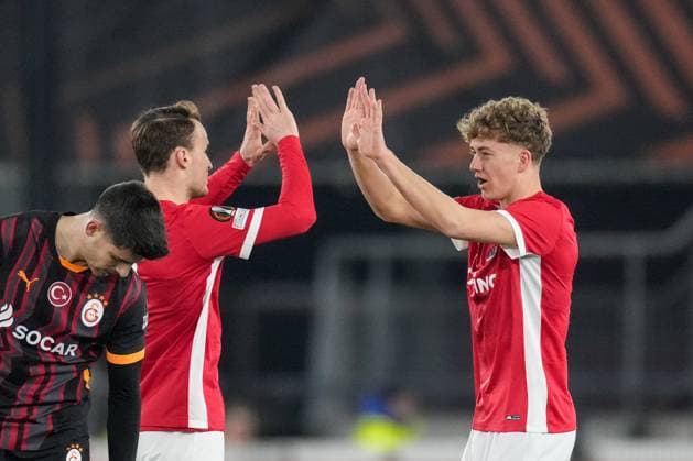 2025-02-13 AZ v Galatasaray - UEFA Europa League 2024 25 League Knockout Play-off First Leg ALKMAAR, NETHERLANDS - FEBRUARY 13: Sven Mijnans of AZ celebrates after scoring his teams first goal with Peer Koopmeiners of AZ during a UEFA Europa League 2024 25 League Knockout Play-off First Leg match between AZ and Galatasaray at AFAS Stadion on February 13, 2025 in Alkmaar, Netherlands. Alkmaar AFAS Stadion Netherlands Content not available for redistribution in The Netherlands directly or indirectly through any third parties. Copyright: xEdxvanxdexPolx