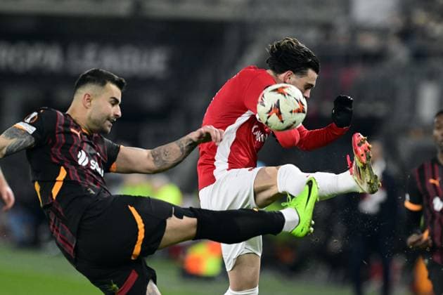 ALKMAAR - (l-r) Abdulkerim Bardakci of Galatasaray SK, Troy Parrott of AZ during the Europa League playoff match between AZ Alkmaar and Galatasaray SK at AFAS stadium on Feb. 13, 2025 in Alkmaar, Netherlands. ANP OLAF KRAAK UEFA Europa League 2024 25 League Knockout Play-off First Leg 2024 25 xVIxANPxSportx xxANPxIVx 519906064 originalFilename: 519906064.jpg