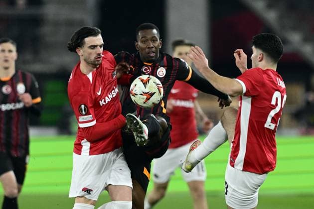 Fußball, EL, AZ Alkmaar - Galatasaray Istanbul ALKMAAR - (l-r) Troy Parrott of AZ, Carlos Cuesta of Galatasaray SK, Mayckel Lahdo of AZ Alkmaar during the Europa League playoff match between AZ Alkmaar and Galatasaray SK at AFAS stadium on Feb. 13, 2025 in Alkmaar, Netherlands. ANP OLAF KRAAK UEFA Europa League 2024 25 League Knockout Play-off First Leg 2024 25 xVIxANPxSportx xxANPxIVx 519906147 originalFilename: 519906147.jpg