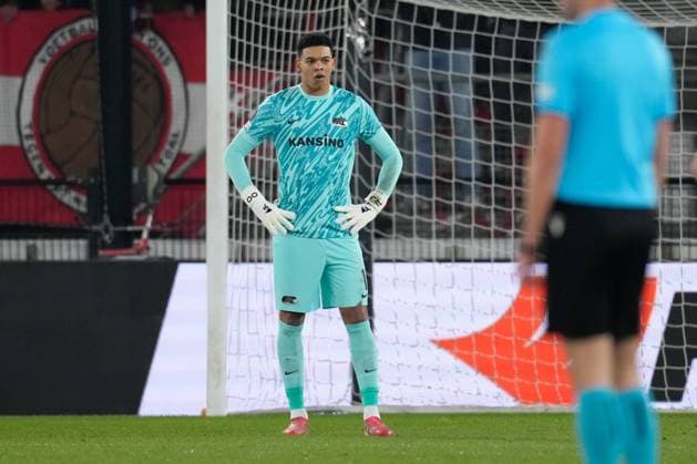 2025-02-13 AZ v Galatasaray - UEFA Europa League 2024 25 League Knockout Play-off First Leg ALKMAAR, NETHERLANDS - FEBRUARY 13: Goalkeeper Rome-Jayden Owuso-Oduro of AZ looks dejected during a UEFA Europa League 2024 25 League Knockout Play-off First Leg match between AZ and Galatasaray at AFAS Stadion on February 13, 2025 in Alkmaar, Netherlands. Alkmaar AFAS Stadion Netherlands Content not available for redistribution in The Netherlands directly or indirectly through any third parties. Copyright: xEdxvanxdexPolx