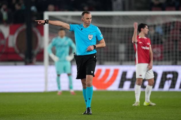 2025-02-13 AZ v Galatasaray - UEFA Europa League 2024 25 League Knockout Play-off First Leg ALKMAAR, NETHERLANDS - FEBRUARY 13: Referee Joao Pinheiro makes gesture during a UEFA Europa League 2024 25 League Knockout Play-off First Leg match between AZ and Galatasaray at AFAS Stadion on February 13, 2025 in Alkmaar, Netherlands. Alkmaar AFAS Stadion Netherlands Content not available for redistribution in The Netherlands directly or indirectly through any third parties. Copyright: xEdxvanxdexPolx