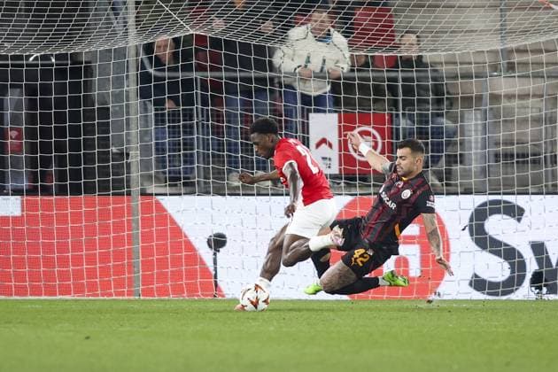 Sport Bilder des Tages Fußball, EL, AZ Alkmaar - Galatasaray Istanbul ALKMAAR - 13-02-2025, AFAS Stadium. UEFA Europa League, season 2024 2025 AZ player Ernest Poku and Galatasaray player Abdulkerim Bardakci during the match AZ - Galatasaray. AZ - Galatasaray  x27846481x Copyright: