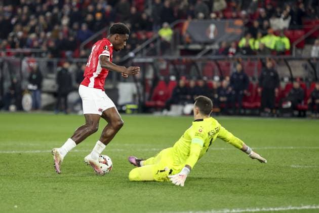 ALKMAAR, 13-02-2025, AFAS Stadium, UEFA Europa League, season 2024 2025. Match between AZ - Galatasaray. AZ player Ernest Poku and Galatasaray goalkeeper Fernando Muslera AZ - Galatasaray  x27846483x Copyright: