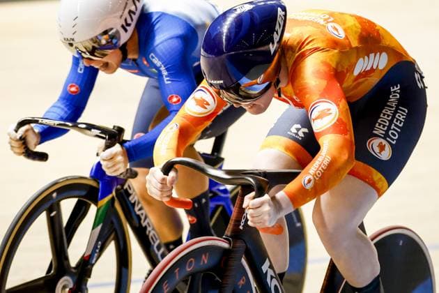 Radsport, Bahnrad-EM Zolder HEUSDEN-ZOLDER - Track cyclists Miriam Vece (Italy) and Hetty van de Wouw in action on the sprint quarterfinals during the second day of the European Track cycling, Rad, Radsport, Bahnrad, Bahn championships in Belgium. ANP BAS CZERWINSKI xVIxANPxSportx xxANPxIVx 519906435 originalFilename: 519906435.jpg
