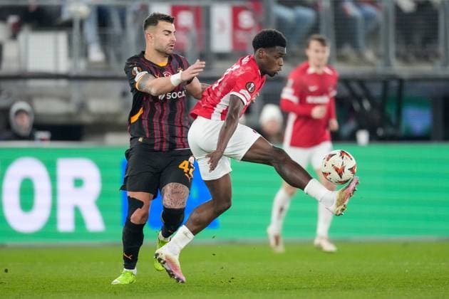 2025-02-13 AZ v Galatasaray - UEFA Europa League 2024 25 League Knockout Play-off First Leg ALKMAAR, NETHERLANDS - FEBRUARY 13: Abdülkerim BardakcÄ± of Galatasaray defends Ernest Poku of AZ during a UEFA Europa League 2024 25 League Knockout Play-off First Leg match between AZ and Galatasaray at AFAS Stadion on February 13, 2025 in Alkmaar, Netherlands. Alkmaar AFAS Stadion Netherlands Content not available for redistribution in The Netherlands directly or indirectly through any third parties. Copyright: xEdxvanxdexPolx