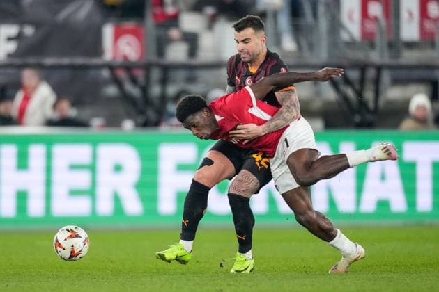 2025-02-13 AZ v Galatasaray - UEFA Europa League 2024 25 League Knockout Play-off First Leg ALKMAAR, NETHERLANDS - FEBRUARY 13: Abdülkerim BardakcÄ± of Galatasaray defends Ernest Poku of AZ during a UEFA Europa League 2024 25 League Knockout Play-off First Leg match between AZ and Galatasaray at AFAS Stadion on February 13, 2025 in Alkmaar, Netherlands. Alkmaar AFAS Stadion Netherlands Content not available for redistribution in The Netherlands directly or indirectly through any third parties. Copyright: xEdxvanxdexPolx