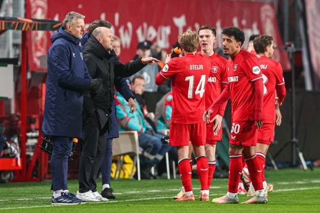 2025-02-13 FC Twente v FK Bodo Glimt - UEFA Europa League 2024 25 League Knockout Play-off First Leg ENSCHEDE, NETHERLANDS - FEBRUARY 13: head coach Joseph Oosting of FC Twente talking to his players during the UEFA Europa League 2024 25 League Knockout Play-off First Leg match between FC Twente and FK Bodo Glimt at Grolsch Veste on February 13, 2025 in Enschede, Netherlands. Enschede Grolsch Veste Netherlands Content not available for redistribution in The Netherlands directly or indirectly through any third parties. Copyright: xPeterxLousx