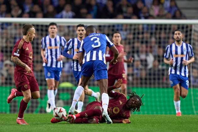 FC Porto Vs AS Roma - UEFA Europa League 2024 25 Knockout Phase Play-offs1st Leg Manu Kone of AS Roma competes for the ball with Tiago Djalo of FC Porto during the UEFA Europa League Knockout phase play-offs1st leg match between FC porto and AS Roma at Estadio Do Dragao in Porto, Portugal, on February 13, 2025. UEFA Europa League Knockout phase play-offs1st leg match between FC porto and AS Roma at Estadio Do Dragao in Porto, Portugal, o Porto Portugal  Copyright: xJosexManuelxAlvarezxReyx originalFilename:alvarezrey-fcportov250213_np26U.jpg