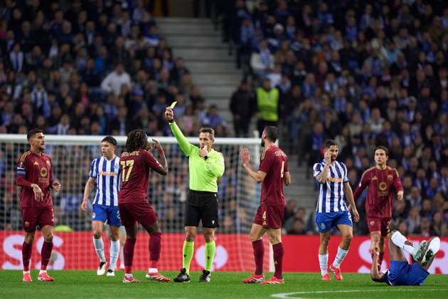 FC Porto Vs AS Roma - UEFA Europa League 2024 25 Knockout Phase Play-offs1st Leg Referee, Tobias Stieler shows a yellow card to Manu Kone of AS Roma during the UEFA Europa League Knockout phase play-offs1st leg match between FC porto and AS Roma at Estadio Do Dragao in Porto, Portugal, on February 13, 2025. UEFA Europa League Knockout phase play-offs1st leg match between FC porto and AS Roma at Estadio Do Dragao in Porto, Portugal, o Porto Portugal  Copyright: xJosexManuelxAlvarezxReyx originalFilename:alvarezrey-fcportov250213_np8Px.jpg