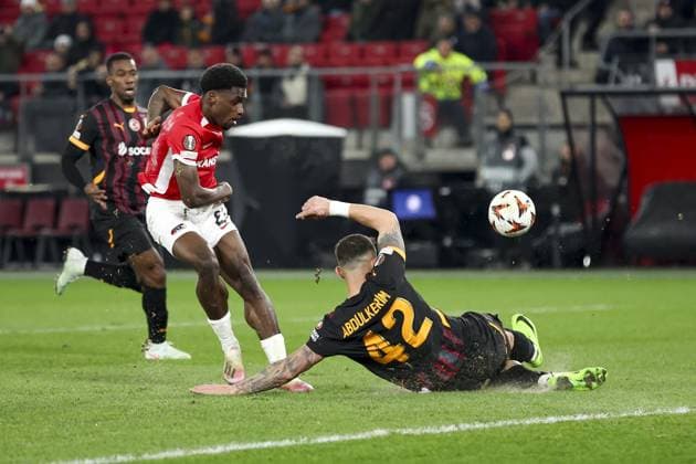Fußball, EL, AZ Alkmaar - Galatasaray Istanbul ALKMAAR, 13-02-2025, AFAS Stadium, UEFA Europa League, season 2024 2025. Match between AZ - Galatasaray. AZ player Ernest Poku and Galatasaray player Abdulkerim Bardakci AZ - Galatasaray  x27846762x Copyright:
