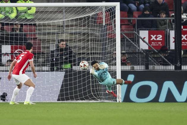 Fußball, EL, AZ Alkmaar - Galatasaray Istanbul ALKMAAR, 13-02-2025, AFAS Stadium, UEFA Europa League, season 2024 2025. Match between AZ - Galatasaray. AZ goalkeeper Rome Jayden Owusu Oduro AZ - Galatasaray  x27846768x Copyright: