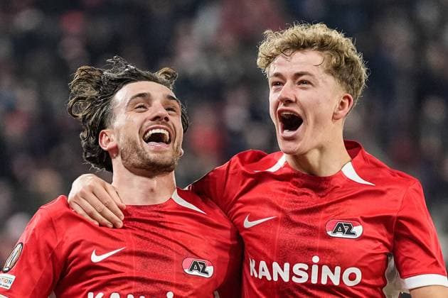Fußball, EL, AZ Alkmaar - Galatasaray Istanbul 2025-02-13 AZ v Galatasaray - UEFA Europa League 2024 25 League Knockout Play-off First Leg ALKMAAR, NETHERLANDS - FEBRUARY 13: Troy Parrott of AZ celebrates after scoring his teams second goal with Sven Mijnans of AZ during a UEFA Europa League 2024 25 League Knockout Play-off First Leg match between AZ and Galatasaray at AFAS Stadion on February 13, 2025 in Alkmaar, Netherlands. Alkmaar AFAS Stadion Netherlands Content not available for redistribution in The Netherlands directly or indirectly through any third parties. Copyright: xEdxvanxdexPolx