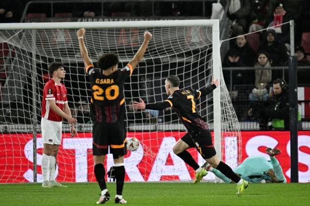 Fußball, EL, AZ Alkmaar - Galatasaray Istanbul ALKMAAR - Roland Sallai of Galatasaray SK (7) celebrates 1-1 during the Europa League playoff match between AZ Alkmaar and Galatasaray SK at the AFAS stadium on Feb. 13, 2025 in Alkmaar, Netherlands. ANP OLAF KRAAK UEFA Europa League 2024 25 League Knockout Play-off First Leg 2024 25 xVIxANPxSportx xxANPxIVx 519907447 originalFilename: 519907447.jpg