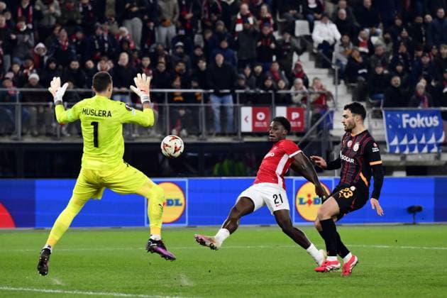 Fußball, EL, AZ Alkmaar - Galatasaray Istanbul ALKMAAR - (l-r) Galatasaray SK goalkeeper Fernando Muslera, Ernest Poku of AZ Alkmaar, Kaan Ayhan of Galatasaray SK during the Europa League playoff match between AZ Alkmaar and Galatasaray SK at AFAS stadium on Feb. 13, 2025 in Alkmaar, Netherlands. ANP OLAF KRAAK UEFA Europa League 2024 25 League Knockout Play-off First Leg 2024 25 xVIxANPxSportx xxANPxIVx 519907533 originalFilename: 519907533.jpg
