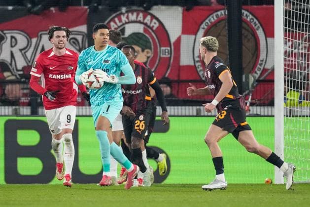 Fußball, EL, AZ Alkmaar - Galatasaray Istanbul 2025-02-13 AZ v Galatasaray - UEFA Europa League 2024 25 League Knockout Play-off First Leg ALKMAAR, NETHERLANDS - FEBRUARY 13: Goalkeeper Rome-Jayden Owuso-Oduro of AZ makes a save during a UEFA Europa League 2024 25 League Knockout Play-off First Leg match between AZ and Galatasaray at AFAS Stadion on February 13, 2025 in Alkmaar, Netherlands. Alkmaar AFAS Stadion Netherlands Content not available for redistribution in The Netherlands directly or indirectly through any third parties. Copyright: xEdxvanxdexPolx