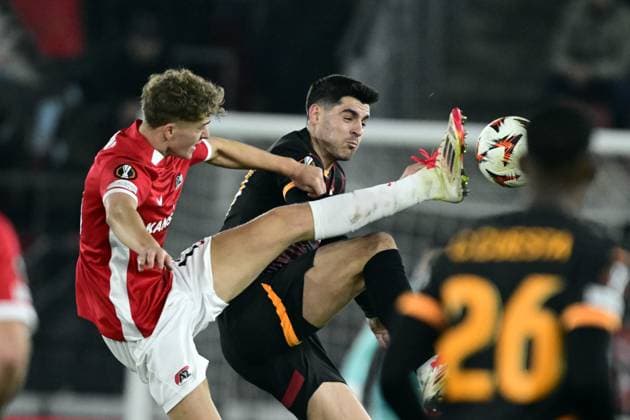 Fußball, EL, AZ Alkmaar - Galatasaray Istanbul ALKMAAR - (l-r) Sven Mijnans of AZ Alkmaar, oÂlvaro Morata of Galatasaray SK during the Europa League playoff match between AZ Alkmaar and Galatasaray SK at AFAS stadium on Feb. 13, 2025 in Alkmaar, Netherlands. ANP OLAF KRAAK UEFA Europa League 2024 25 League Knockout Play-off First Leg 2024 25 xVIxANPxSportx xxANPxIVx 519908597 originalFilename: 519908597.jpg