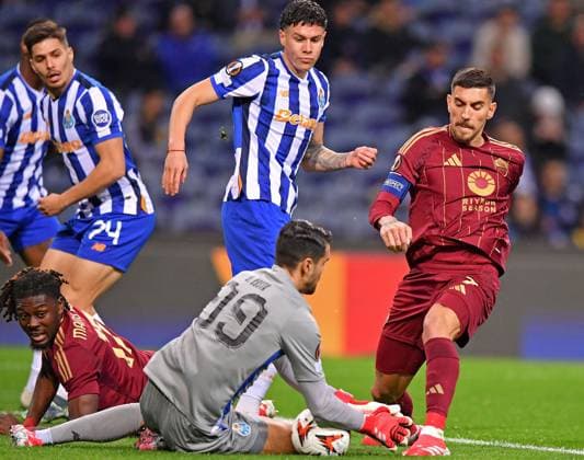 FuÃŸball, EL, FC Porto - AS Rom 13th February 2025: Porto, Portugal: Dragao Stadium, UEFA Europa League 2024 2025, FC Porto versus Roma; Goalkeeper Diogo Costa of FC Porto saves at the feet of Lorenzo Pellegrini of Roma,  ActionPlus12750155 DanielxCastro