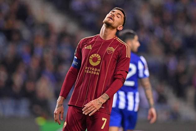 FuÃŸball, EL, FC Porto - AS Rom 13th February 2025: Porto, Portugal: Dragao Stadium, UEFA Europa League 2024 2025, FC Porto versus Roma; Lorenzo Pellegrini of Roma, reacts to a missed scoring chance  ActionPlus12750159 DanielxCastro