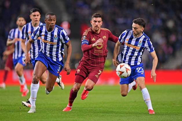 FuÃŸball, EL, FC Porto - AS Rom 13th February 2025: Porto, Portugal: Dragao Stadium, UEFA Europa League 2024 2025, FC Porto versus Roma; Tiago Djalo and Joao Mario of FC Porto challenge for possession with Lorenzo Pellegrini of Roma  ActionPlus12750163 DanielxCastro