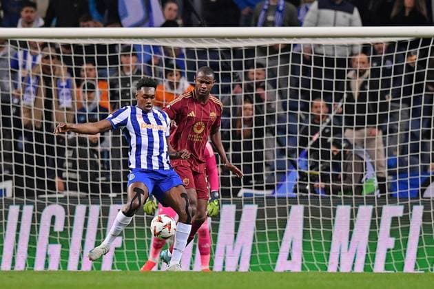 FuÃŸball, EL, FC Porto - AS Rom 13th February 2025: Porto, Portugal: Dragao Stadium, UEFA Europa League 2024 2025, FC Porto versus Roma; Samuel Omorodion of FC Porto challenges for possession with Evan Ndicka of Roma  ActionPlus12750164 DanielxCastro