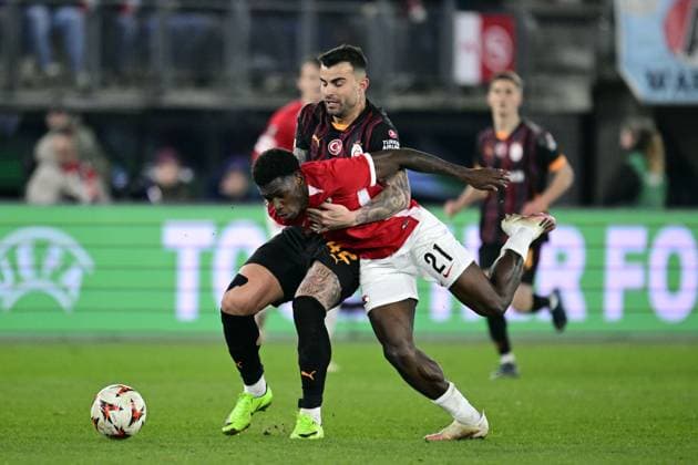 Fußball, EL, AZ Alkmaar - Galatasaray Istanbul ALKMAAR - (l-r) Ernest Poku of AZ Alkmaar, Abdulkerim Bardakci of Galatasaray SK during the Europa League playoff match between AZ Alkmaar and Galatasaray SK at AFAS stadium on Feb. 13, 2025 in Alkmaar, Netherlands. ANP OLAF KRAAK UEFA Europa League 2024 25 League Knockout Play-off First Leg 2024 25 xVIxANPxSportx xxANPxIVx 519908650 originalFilename: 519908650.jpg