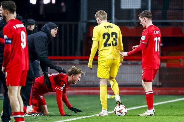 ENSCHEDE - (l-r) Michel Vlap of FC Twente, Jens Petter Hauge of Bodo Glimt, Daan Rots of FC Twente during the Europa League playoff match between FC Twente and Bodo Glimt at Stadion De Grolsch Veste on Feb. 13, 2025 in Enschede, Netherlands. ANP VINCENT JANNINK UEFA Europa League 2024 25 League Knockout Play-off First Leg 2024 25 xVIxANPxSportx xxANPxIVx 519908852 originalFilename: 519908852.jpg