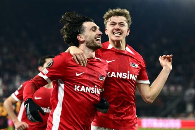 Fußball, EL, AZ Alkmaar - Galatasaray Istanbul ALKMAAR - (l-r) Troy Parrott of AZ, Sven Mijnans of AZ Alkmaar celebrate the 2-1 during the Europa League playoff match between AZ Alkmaar and Galatasaray SK at the AFAS stadium on Feb. 13, 2025 in Alkmaar, Netherlands. ANP OLAF KRAAK UEFA Europa League 2024 25 League Knockout Play-off First Leg 2024 25 xVIxANPxSportx xxANPxIVx 519908871 originalFilename: 519908871.jpg