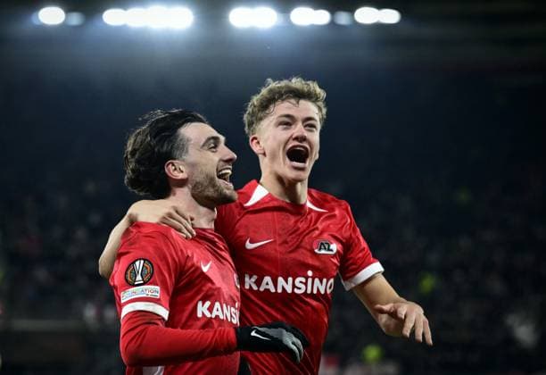 Fußball, EL, AZ Alkmaar - Galatasaray Istanbul ALKMAAR - (l-r) Troy Parrott of AZ, Sven Mijnans of AZ Alkmaar celebrate the 2-1 during the Europa League playoff match between AZ Alkmaar and Galatasaray SK at the AFAS stadium on Feb. 13, 2025 in Alkmaar, Netherlands. ANP OLAF KRAAK UEFA Europa League 2024 25 League Knockout Play-off First Leg 2024 25 xVIxANPxSportx xxANPxIVx 519908911 originalFilename: 519908911.jpg