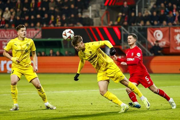 ENSCHEDE - (l-r) Villads Nielsen of Bodo Glimt , Bas Kuipers of FC Twente during the Europa League playoff match between FC Twente and Bodo Glimt at Stadion De Grolsch Veste on Feb. 13, 2025 in Enschede, Netherlands. ANP VINCENT JANNINK UEFA Europa League 2024 25 League Knockout Play-off First Leg 2024 25 xVIxANPxSportx xxANPxIVx 519908941 originalFilename: 519908941.jpg