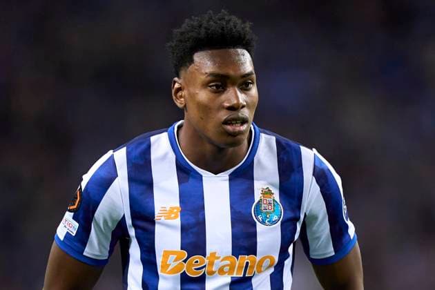 Fußball, EL, FC Porto - AS Rom FC Porto Vs AS Roma - UEFA Europa League 2024 25 Knockout Phase Play-offs1st Leg Samu Aghehowa of FC Porto looks on during the UEFA Europa League Knockout phase play-offs1st leg match between FC porto and AS Roma at Estadio Do Dragao in Porto, Portugal, on February 13, 2025. UEFA Europa League Knockout phase play-offs1st leg match between FC porto and AS Roma at Estadio Do Dragao in Porto, Portugal, o Porto Portugal  Copyright: xJosexManuelxAlvarezxReyx originalFilename:alvarezrey-fcportov250213_np3IB.jpg