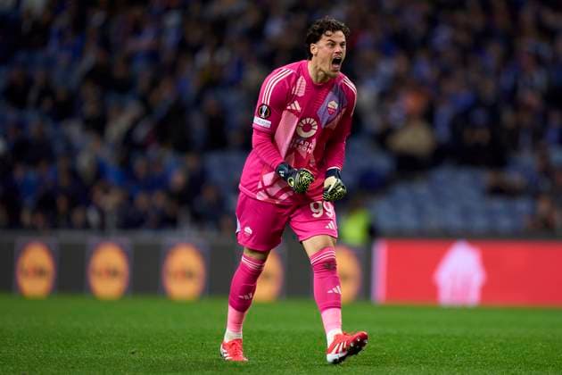 Fußball, EL, FC Porto - AS Rom FC Porto Vs AS Roma - UEFA Europa League 2024 25 Knockout Phase Play-offs1st Leg Mile Svilar of AS Roma celebrates after Zeki Celik (not in frame) scores their sides first goal during the UEFA Europa League Knockout phase play-offs1st leg match between FC porto and AS Roma at Estadio Do Dragao in Porto, Portugal, on February 13, 2025. UEFA Europa League Knockout phase play-offs1st leg match between FC porto and AS Roma at Estadio Do Dragao in Porto, Portugal, o Porto Portugal  Copyright: xJosexManuelxAlvarezxReyx originalFilename:alvarezrey-fcportov250213_np7KJ.jpg