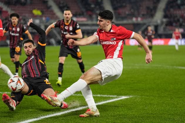 Fußball, EL, AZ Alkmaar - Galatasaray Istanbul 2025-02-13 AZ v Galatasaray - UEFA Europa League 2024 25 League Knockout Play-off First Leg ALKMAAR, NETHERLANDS - FEBRUARY 13: Mayckel Lahdo of AZ takes a shot during a UEFA Europa League 2024 25 League Knockout Play-off First Leg match between AZ and Galatasaray at AFAS Stadion on February 13, 2025 in Alkmaar, Netherlands. Alkmaar AFAS Stadion Netherlands Content not available for redistribution in The Netherlands directly or indirectly through any third parties. Copyright: xEdxvanxdexPolx