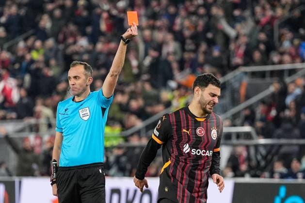 Fußball, EL, AZ Alkmaar - Galatasaray Istanbul 2025-02-13 AZ v Galatasaray - UEFA Europa League 2024 25 League Knockout Play-off First Leg ALKMAAR, NETHERLANDS - FEBRUARY 13: Referee Joao Pinheiro shows a red card to Kaan Ayhan of Galatasaray during a UEFA Europa League 2024 25 League Knockout Play-off First Leg match between AZ and Galatasaray at AFAS Stadion on February 13, 2025 in Alkmaar, Netherlands. Alkmaar AFAS Stadion Netherlands Content not available for redistribution in The Netherlands directly or indirectly through any third parties. Copyright: xEdxvanxdexPolx