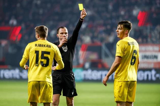 ENSCHEDE - (l-r) Fredrik Andro BjoÂ¸rkan of Bodo Glimt, Referee Sebastian Gishamer, Jostein Gundersen of Bodo Glimt during the Europa League playoff match between FC Twente and Bodo Glimt at Stadion De Grolsch Veste on Feb. 13, 2025 in Enschede, Netherlands. ANP VINCENT JANNINK UEFA Europa League 2024 25 League Knockout Play-off First Leg 2024 25 xVIxANPxSportx xxANPxIVx 519909146 originalFilename: 519909146.jpg