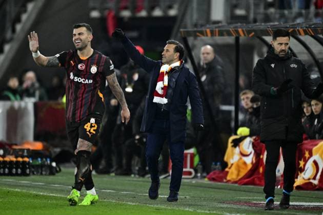 Fußball, EL, AZ Alkmaar - Galatasaray Istanbul ALKMAAR - (l-r) Abdulkerim Bardakci of Galatasaray SK, Galatasaray SK coach Okan Buruk during the Europa League playoff match between AZ Alkmaar and Galatasaray SK at AFAS stadium on Feb. 13, 2025 in Alkmaar, Netherlands. ANP OLAF KRAAK UEFA Europa League 2024 25 League Knockout Play-off First Leg 2024 25 xVIxANPxSportx xxANPxIVx 519909200 originalFilename: 519909200.jpg