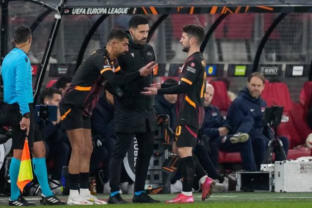 Fußball, EL, AZ Alkmaar - Galatasaray Istanbul 2025-02-13 AZ v Galatasaray - UEFA Europa League 2024 25 League Knockout Play-off First Leg ALKMAAR, NETHERLANDS - FEBRUARY 13: Dries Mertens of Galatasaray substituted by Kerem Demirbay of Galatasaray during a UEFA Europa League 2024 25 League Knockout Play-off First Leg match between AZ and Galatasaray at AFAS Stadion on February 13, 2025 in Alkmaar, Netherlands. Alkmaar AFAS Stadion Netherlands Content not available for redistribution in The Netherlands directly or indirectly through any third parties. Copyright: xEdxvanxdexPolx