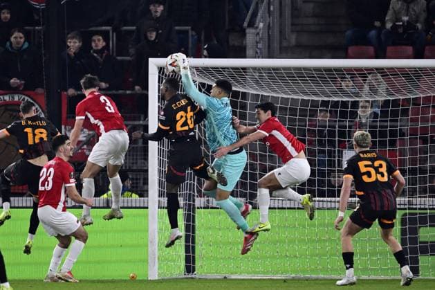 Fußball, EL, AZ Alkmaar - Galatasaray Istanbul ALKMAAR - (l-r) Carlos Cuesta of Galatasaray SK, AZ goalkeeper Rome-Jayden Owusu-Oduro, Alexandre Penetra of AZ Alkmaar during the Europa League playoff match between AZ Alkmaar and Galatasaray SK at AFAS stadium on Feb. 13, 2025 in Alkmaar, Netherlands. ANP OLAF KRAAK UEFA Europa League 2024 25 League Knockout Play-off First Leg 2024 25 xVIxANPxSportx xxANPxIVx 519910694 originalFilename: 519910694.jpg