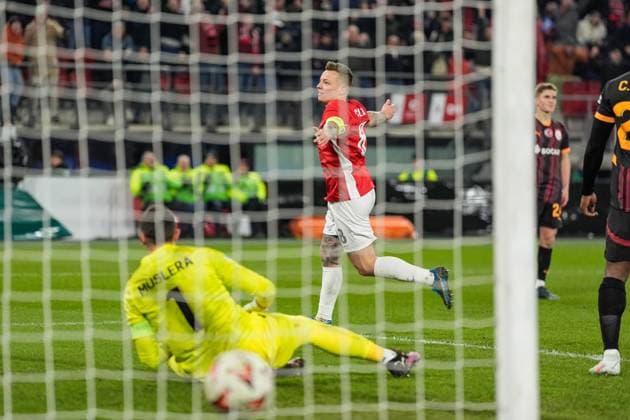 Fußball, EL, AZ Alkmaar - Galatasaray Istanbul 2025-02-13 AZ v Galatasaray - UEFA Europa League 2024 25 League Knockout Play-off First Leg ALKMAAR, NETHERLANDS - FEBRUARY 13: Jordy Clasie of AZ scores during a UEFA Europa League 2024 25 League Knockout Play-off First Leg match between AZ and Galatasaray at AFAS Stadion on February 13, 2025 in Alkmaar, Netherlands. Alkmaar AFAS Stadion Netherlands Content not available for redistribution in The Netherlands directly or indirectly through any third parties. Copyright: xEdxvanxdexPolx