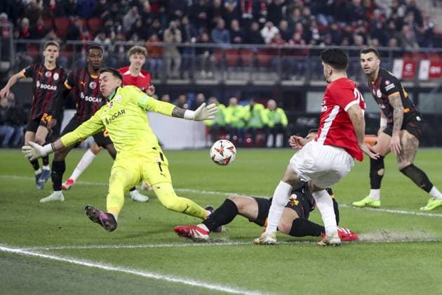Fußball, EL, AZ Alkmaar - Galatasaray Istanbul ALKMAAR - 13-02-2025, AFAS Stadium. UEFA Europa League, season 2024 2025 Galatasaray goalkeeper Fernando Muslera and AZ player Mayckel Lahdo during the match AZ - Galatasaray. AZ - Galatasaray  x27847409x Copyright: