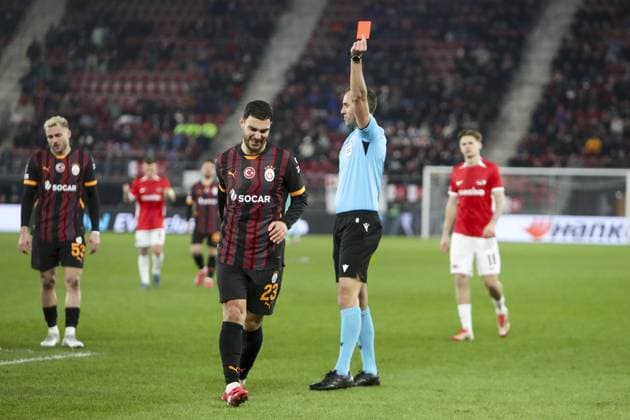 Fußball, EL, AZ Alkmaar - Galatasaray Istanbul ALKMAAR - 13-02-2025, AFAS Stadium. UEFA Europa League, season 2024 2025 referee Joao Pinheiro gives a red card to Galatasaray player Kaan Ayhan during the match AZ - Galatasaray. AZ - Galatasaray  x27847411x Copyright: