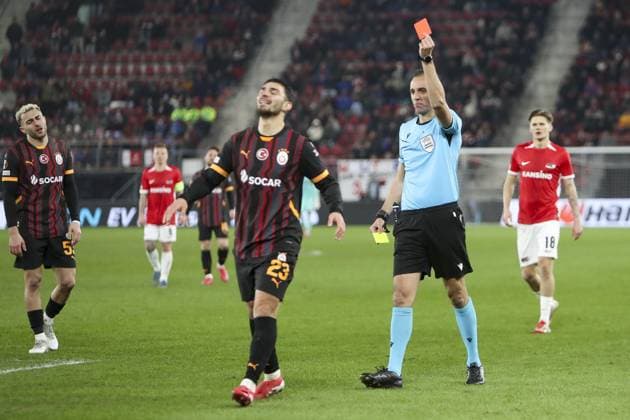 Fußball, EL, AZ Alkmaar - Galatasaray Istanbul ALKMAAR - 13-02-2025, AFAS Stadium. UEFA Europa League, season 2024 2025 referee Joao Pinheiro gives a red card to Galatasaray player Kaan Ayhan during the match AZ - Galatasaray. AZ - Galatasaray  x27847413x Copyright: