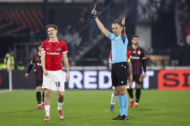 Fußball, EL, AZ Alkmaar - Galatasaray Istanbul ALKMAAR, 13-02-2025, AFAS Stadium, UEFA Europa League, season 2024 2025. Match between AZ - Galatasaray. referee Joao Pinheiro gives a yellow card to AZ player David Moller Wolfe AZ - Galatasaray  x27847417x Copyright: