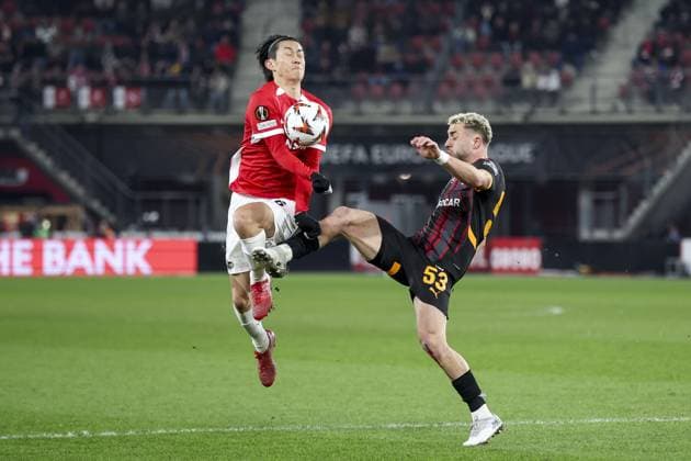Fußball, EL, AZ Alkmaar - Galatasaray Istanbul ALKMAAR, 13-02-2025, AFAS Stadium, UEFA Europa League, season 2024 2025. Match between AZ - Galatasaray. Galatasaray player Baris Alper Yilmaz and AZ player Seiya Maikuma AZ - Galatasaray  x27847420x Copyright: