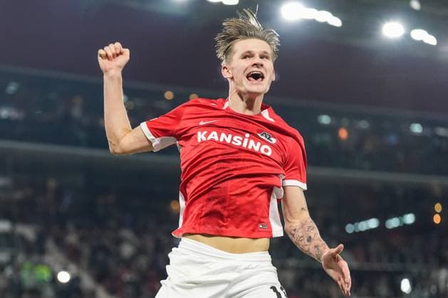 Fußball, EL, AZ Alkmaar - Galatasaray Istanbul 2025-02-13 AZ v Galatasaray - UEFA Europa League 2024 25 League Knockout Play-off First Leg ALKMAAR, NETHERLANDS - FEBRUARY 13: David Moller Wolfe of AZ celebrates after scoring his teams fourth goal during a UEFA Europa League 2024 25 League Knockout Play-off First Leg match between AZ and Galatasaray at AFAS Stadion on February 13, 2025 in Alkmaar, Netherlands. Alkmaar AFAS Stadion Netherlands Content not available for redistribution in The Netherlands directly or indirectly through any third parties. Copyright: xEdxvanxdexPolx
