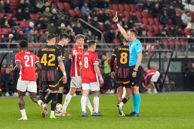 Fußball, EL, AZ Alkmaar - Galatasaray Istanbul 2025-02-13 AZ v Galatasaray - UEFA Europa League 2024 25 League Knockout Play-off First Leg ALKMAAR, NETHERLANDS - FEBRUARY 13: Referee Joao Pinheiro shows a yellow card to Jordy Clasie of AZ during a UEFA Europa League 2024 25 League Knockout Play-off First Leg match between AZ and Galatasaray at AFAS Stadion on February 13, 2025 in Alkmaar, Netherlands. Alkmaar AFAS Stadion Netherlands Content not available for redistribution in The Netherlands directly or indirectly through any third parties. Copyright: xEdxvanxdexPolx